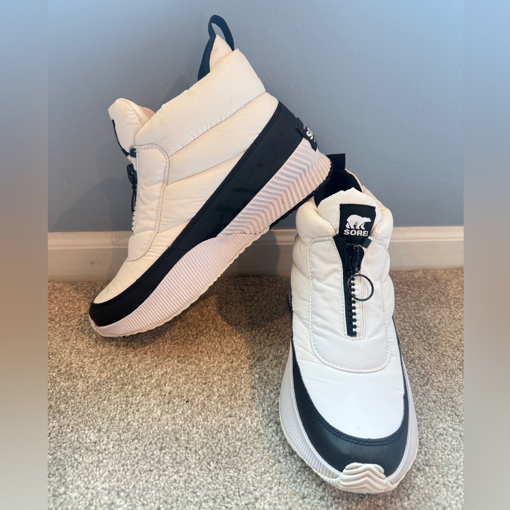 Sorel White and Black Winter Boots